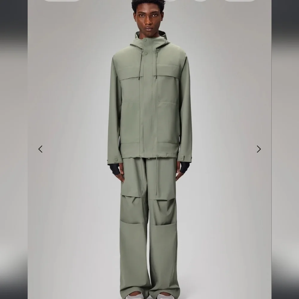 NWT! RAINS, UNISEX, Suva Hardshell Cargo Jacket, Drift, Size Medium, MSRP $285 - Picture 5 of 16